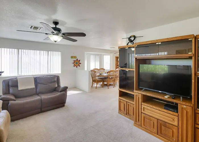 Quaint Bullhead City Getaway ~ 2 Mi To River!