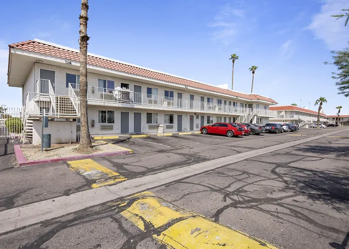 Super 8 By Wyndham Phoenix West