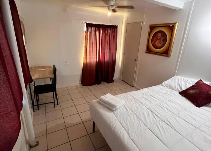 Central Phoenix Value Stay Red Room