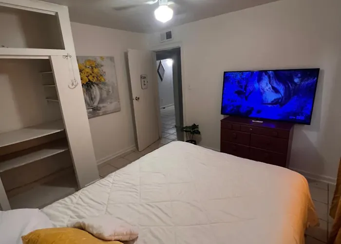 Central Phoenix Value Stay Yellow Room