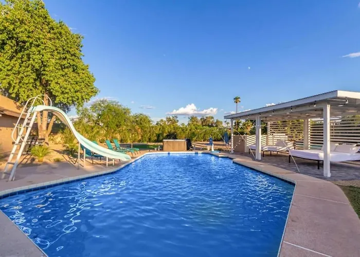 8 Large Bedrooms Heated Pool Sport Court)