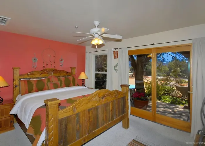 King Bedroom - Shared Hot Tub - Breakfast Included