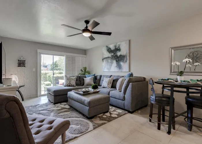 Beautiful Poolside Old Town Scottsdale Condo