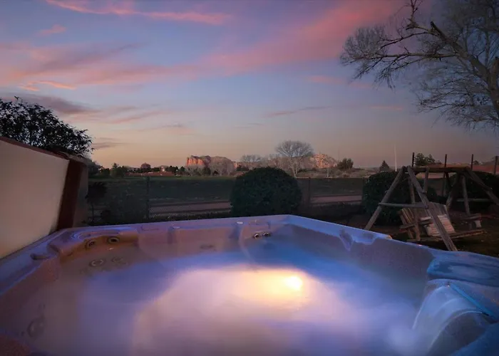 King Casita Shared Hot Tub - Breakfast Included