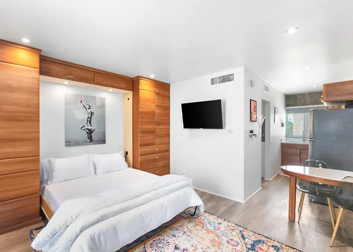 Modern Loft-Style Studio By Dtph Poolside Access & Parking