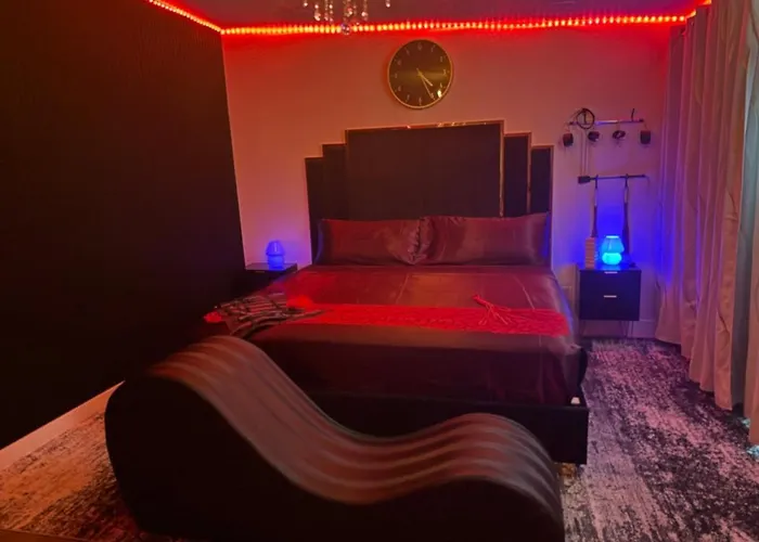 Adult-Only Guesthouse With Hot Tub And King Bed