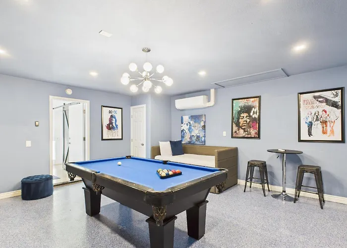 Azure - Sparkling Pool - Pool Table - In Old Town