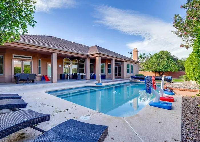 Pool Table, Putting Green: Luxury Oasis In Mesa