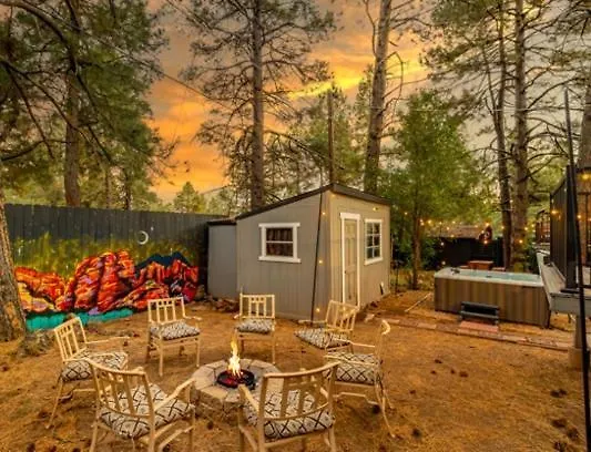 Outdoor Oasis, Hottub, Fenced, Firepit & Pinetrees
