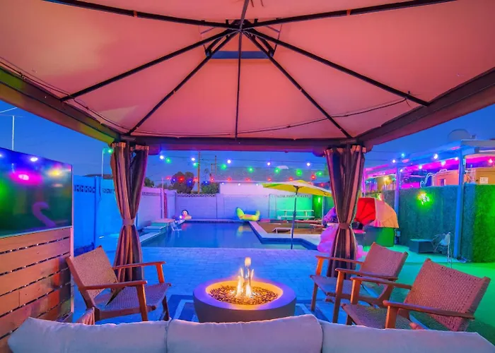 Minutes To Old Town & Stadium, Pool, Sauna, Gazebo, Hot Tub, Fire Pit, Sleeps 14