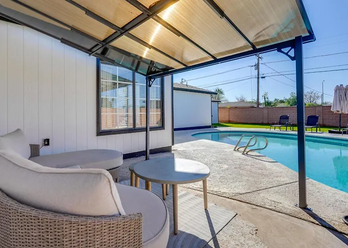 Relax Poolside: Central Group Getaway In Mesa!