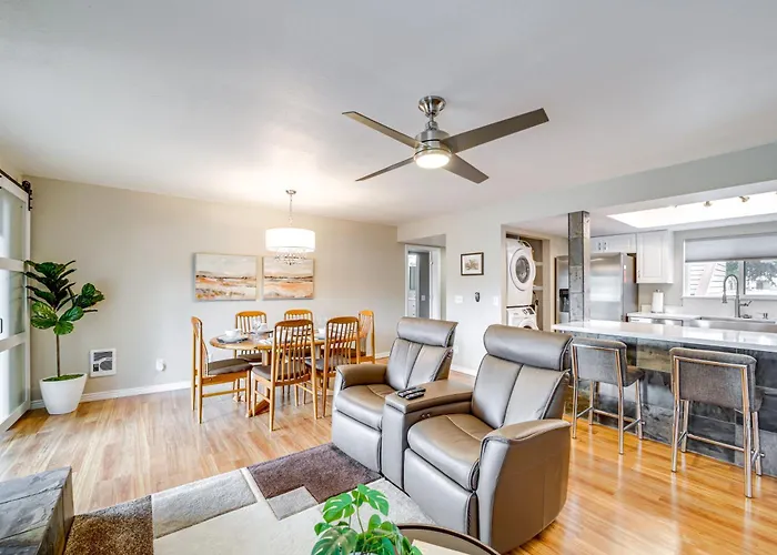 Deck & Golf Course Views: Munds Park Condo!