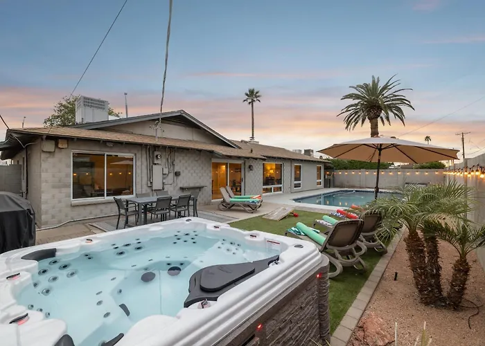 Colorful Desert Hideaway - Heated Pool & Bbq