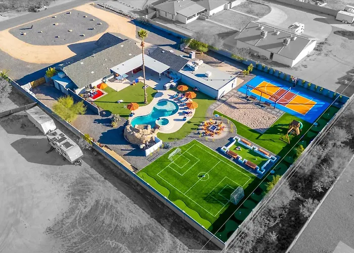 Sleeps 20 Heated Pool Games Fire Pit Dog Friendly