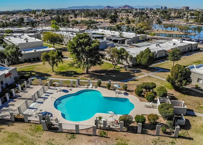 2 Bedroom Condo With Community Pool And Parking