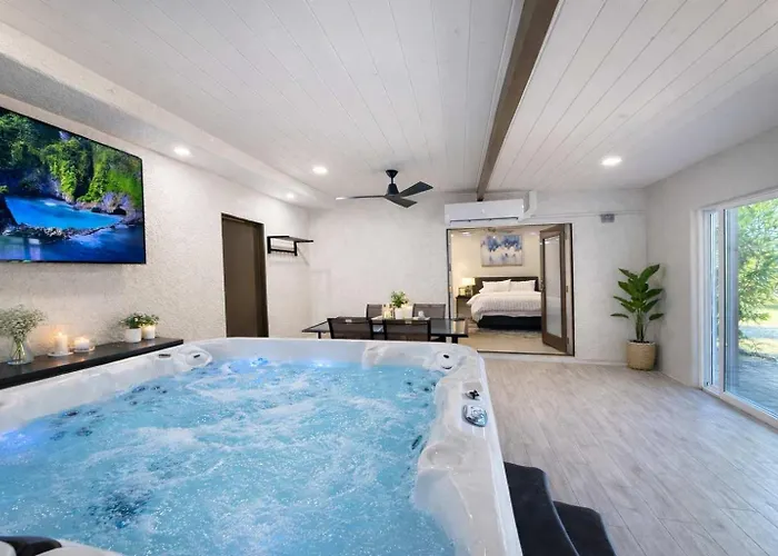 Romantic Retreat - Cozy Villa - Private Hot Tub