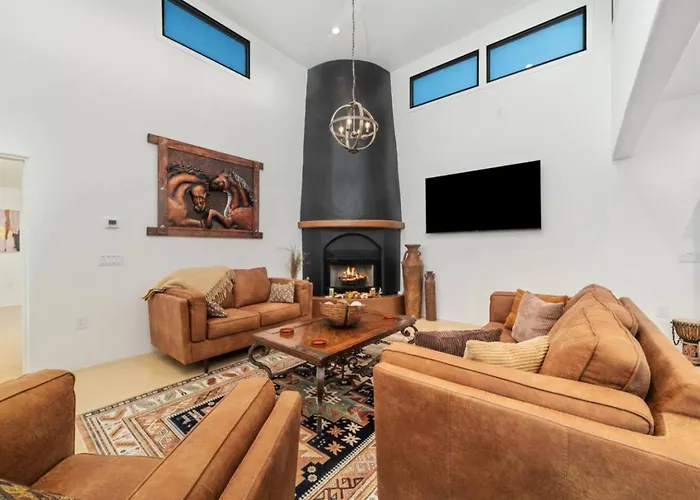 Private Luxury Gem W/ Pool & Spa Near Mt. Lemmon!