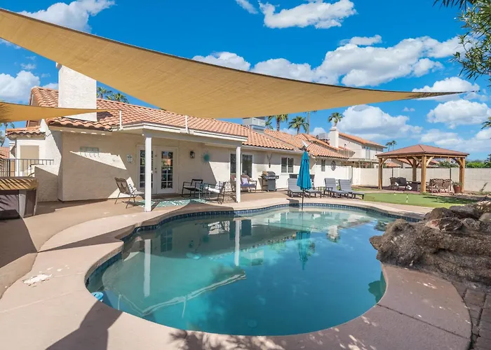 Modern 4Br Oasis With Pool Huge Yard&Putting Green