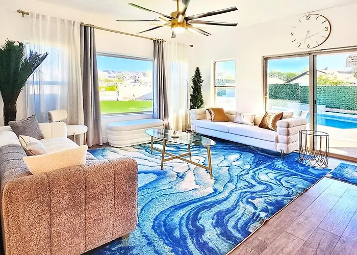 Luxe Desert Oasis, Pool, Hidden Speakeasy Room!