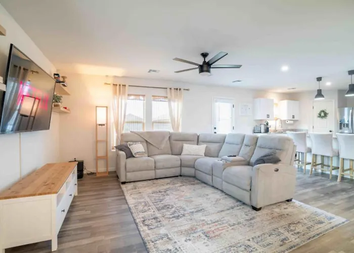 Modern 4Br Home In Casa Grande 65 Inch Tv