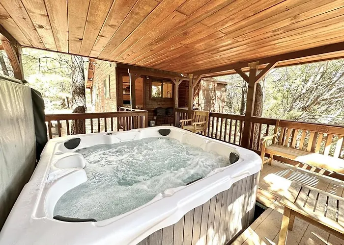 Western Theme! Amazing Spa, Fireplace And Deck!