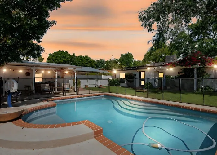 Retreat With Pool - Prime Phoenix Location