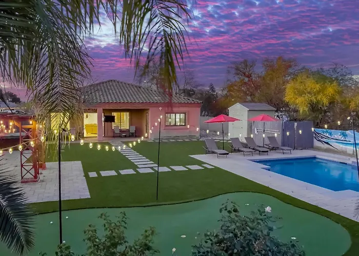 Stylish 4Br Desert Oasis With Pool And Spa Putting Green