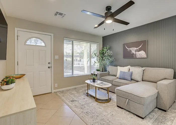4 Mi To Dtwn Phx: Midtown Condo W/ Patio!