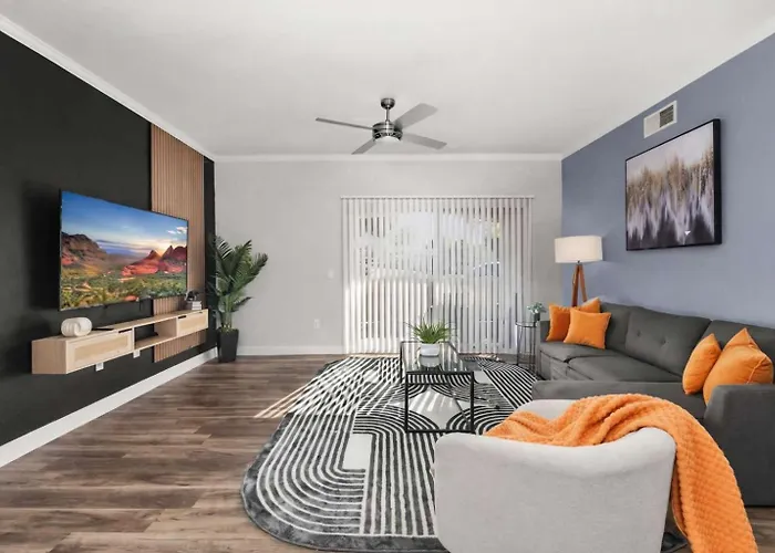 Luxury Scottsdale 2Br Escape Ev Parking Pool Views & Pet-Friendly