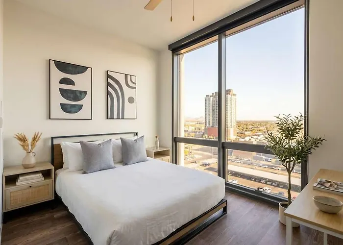 Boulevard Stays Studio Retreat Pool Gym & Parking Included 1