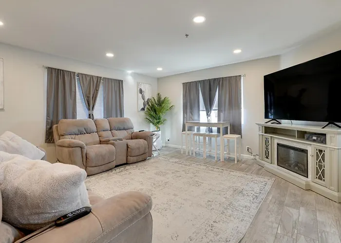 2 Mi To Old Town Scottsdale: Sleek Apartment