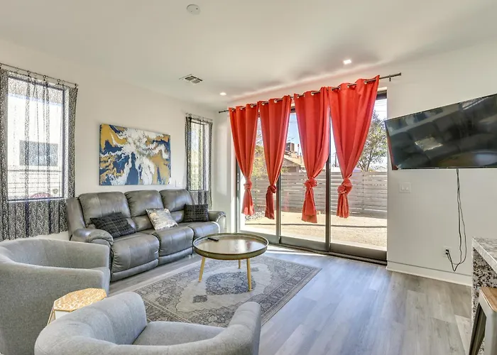 2 Mi To Dtwn Phoenix: Sleek Apt W/ Fenced Yard!