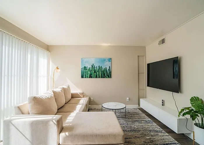 Spacious 2 Bedroom, 2 Bath, Pool, Free Parking, Gym