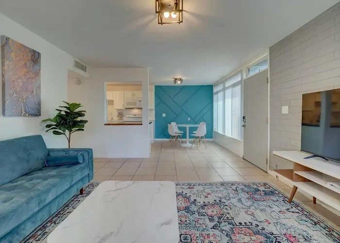 1 Bedroom Uptown Apartment With Pool
