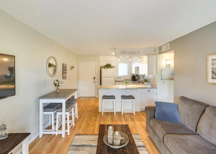 Walk To Lake, Dining & Shops: Lake Havasu Condo