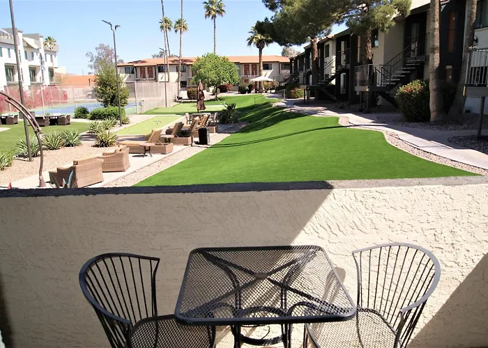 125 Fully Furnished 1Br Suite-Prime Location