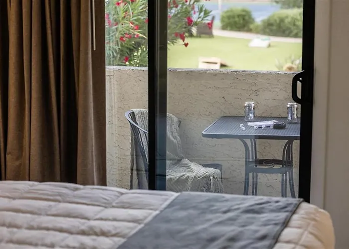 127 Fully Furnished 1Br Suite-Prime Location