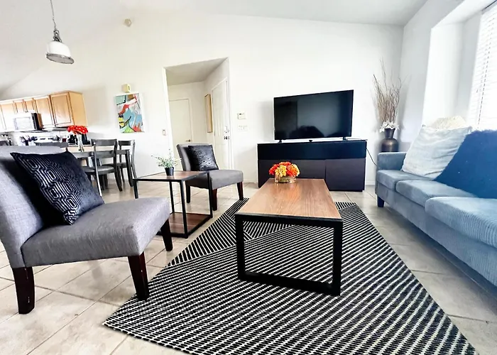 Cozy 3 Bedrooms Town Home In Chandler With Community Pool