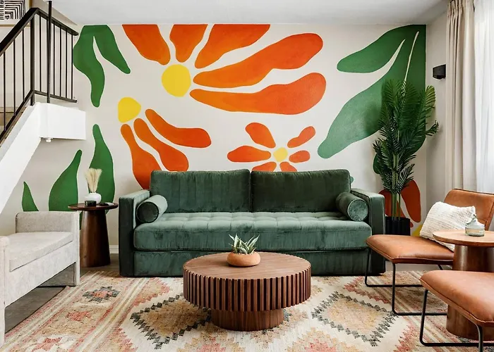 New! Desert Flower~ 4 Bedroom Walk To Old Town, Stadium