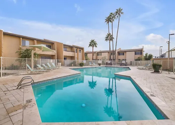 Cozy Condo Near Downtown Shared Pool And Hot Tub