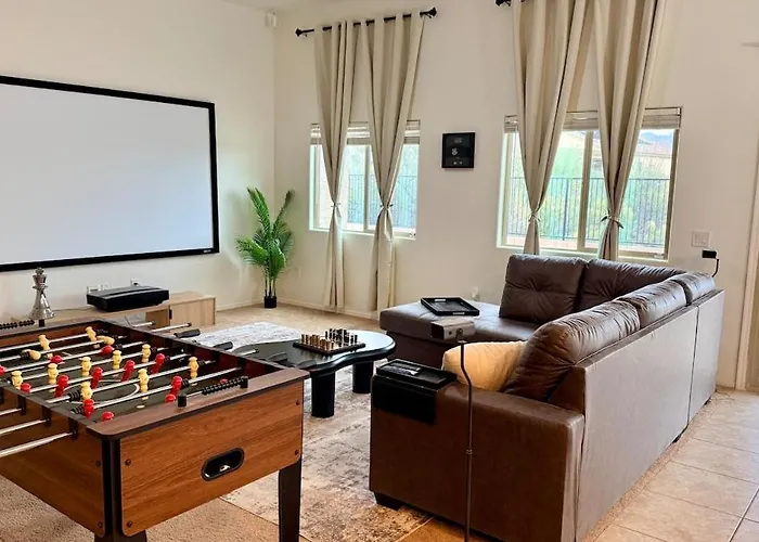 4Bed 2Bath Retreat - 120Inch Theater