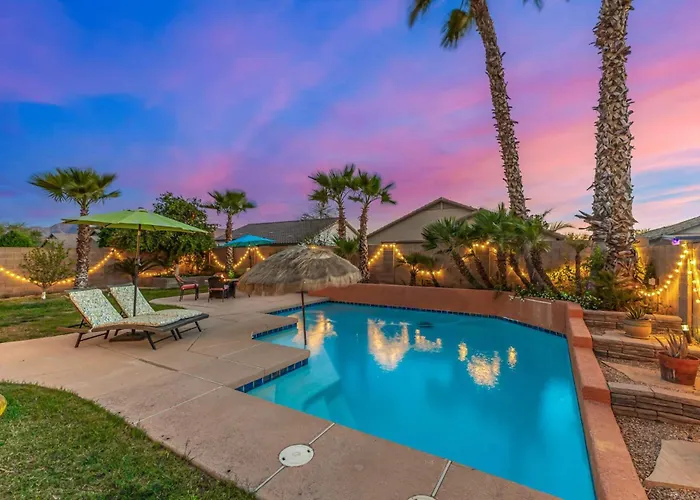 Pet-Friendly 4Br Oasis - Heated Pool Firepit & Bbq