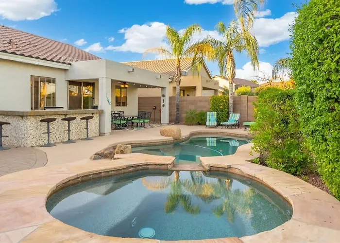 Modern 4-Br Home Heated Pool Jacuzzi Grill