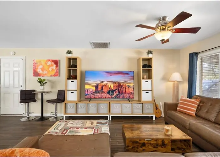 3 Minutes From Old Town! 5 Queen Beds!