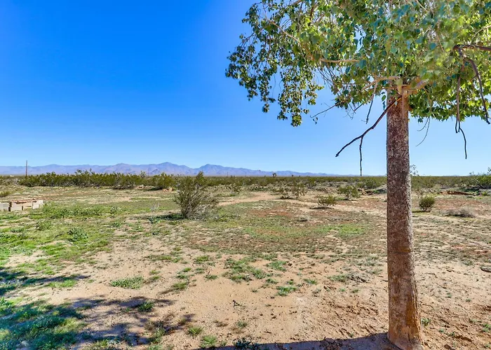 Hualapai Mountain Views & Deck! Yucca Getaway