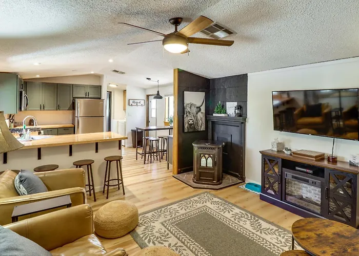 1 Mi To Woodland Lake! Cabin W/ Dog-Friendly Yard