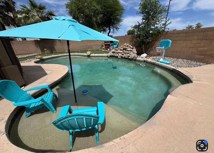 Luxury Room - Queen Bed, Pool & Putting Green