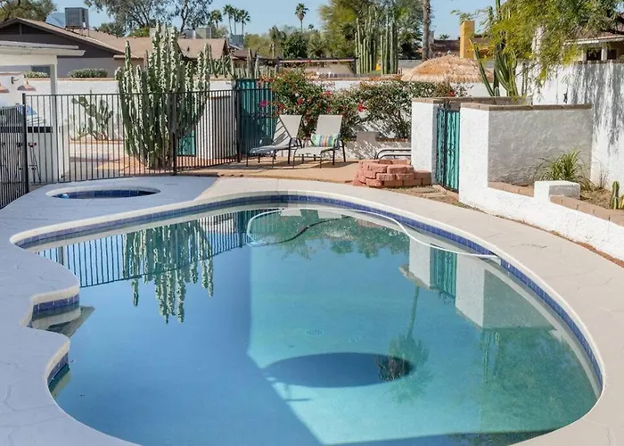 Modern Home W Heated Pool & Outdoor Kitchen