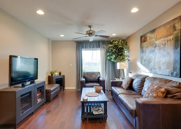 Walk To Everything! Pet-Friendly Old Town Condo