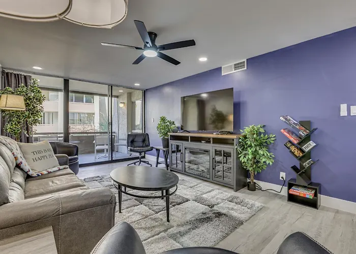 Renovated, Walkable! Old Town Condo W/ Pool Access